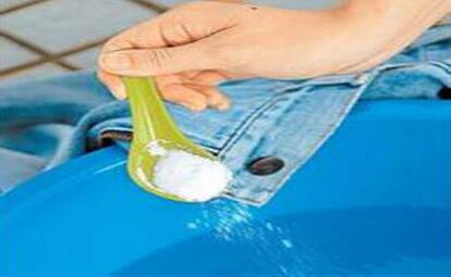 洗滌衣服時加入一勺鹽來固色 洗滌衣服時加入一勺鹽來固色